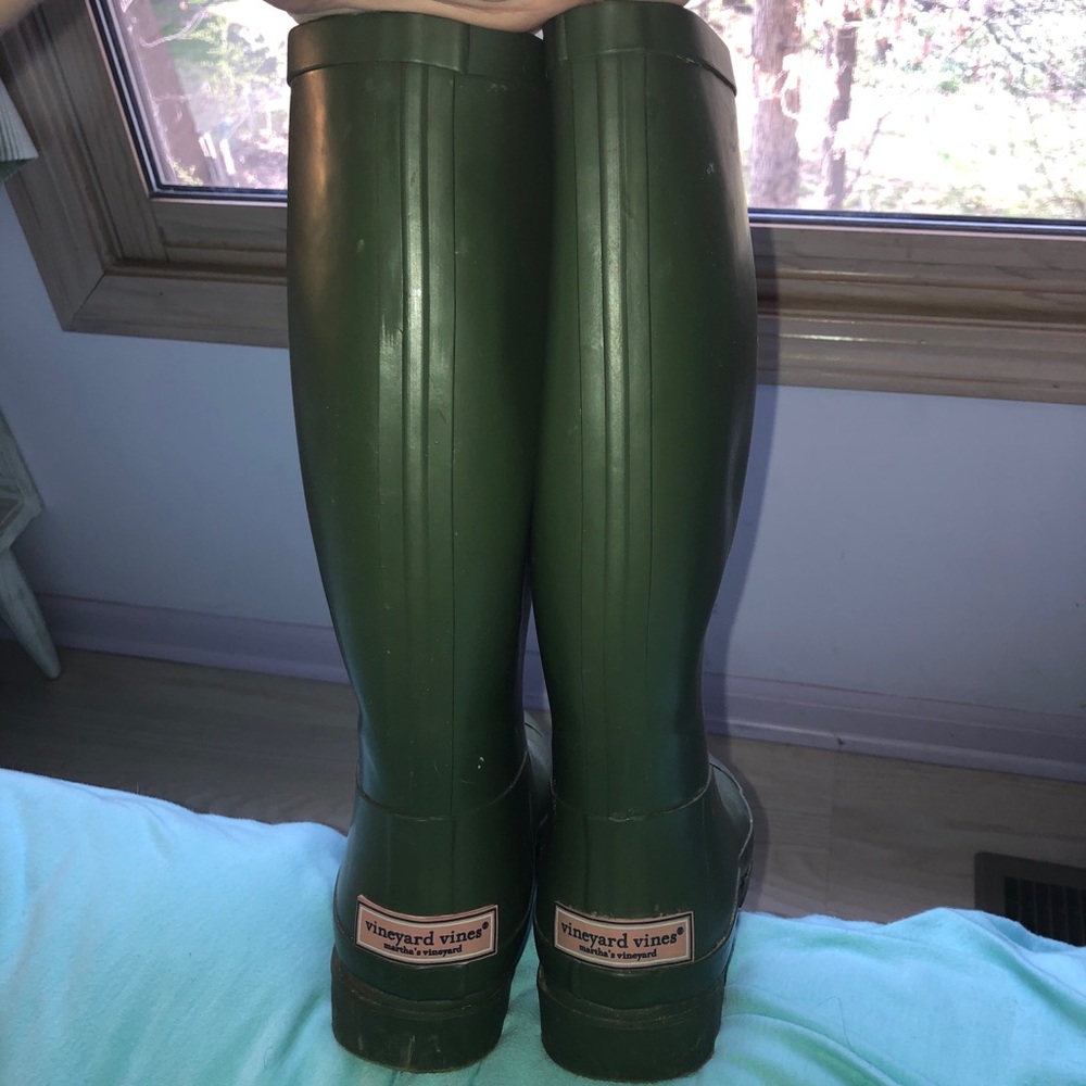 olive green vineyard vines rain boots!